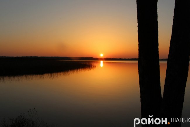 Неймовірний захід сонця на волинському озері. ФОТО