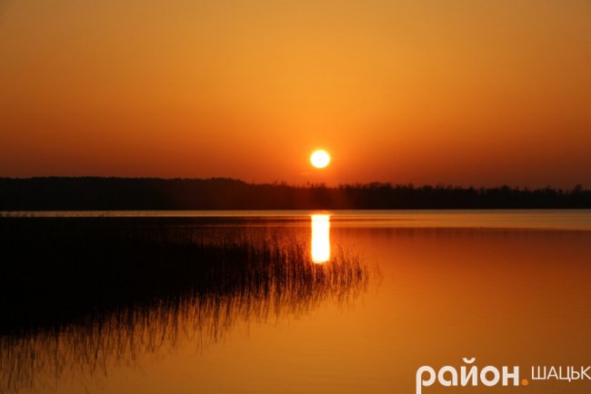 Неймовірний захід сонця на волинському озері. ФОТО