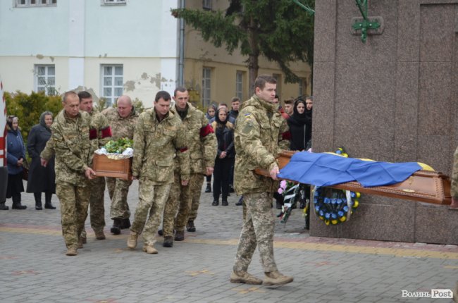 «Він захищав не лише свою сім‘ю»: у Луцьку попрощалися з Героєм. ФОТОРЕПОРТАЖ