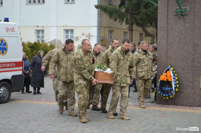«Він захищав не лише свою сім‘ю»: у Луцьку попрощалися з Героєм. ФОТОРЕПОРТАЖ