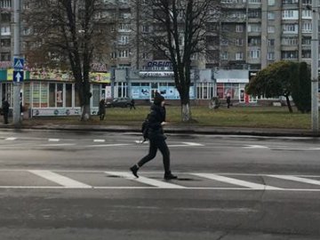 «Щоранку біля ОДА бачу десятки безсмертних», – лучанка про «пішоандонів». ФОТО