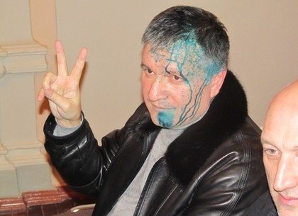 Як зеленкою «лікують» політиків. ФОТО