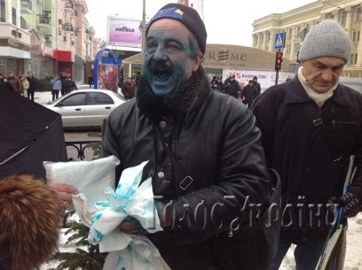 Як зеленкою «лікують» політиків. ФОТО