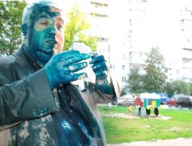 Як зеленкою «лікують» політиків. ФОТО