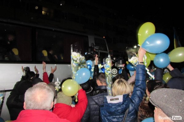Як у Володимирі-Волинському зустрічали звільнених з полону бійців. ФОТО
