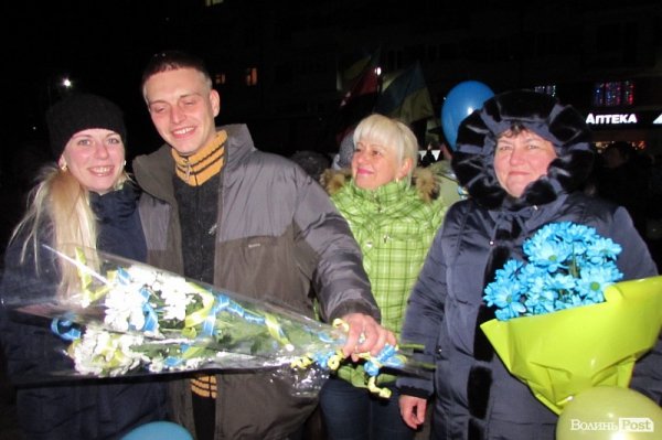 Як у Володимирі-Волинському зустрічали звільнених з полону бійців. ФОТО