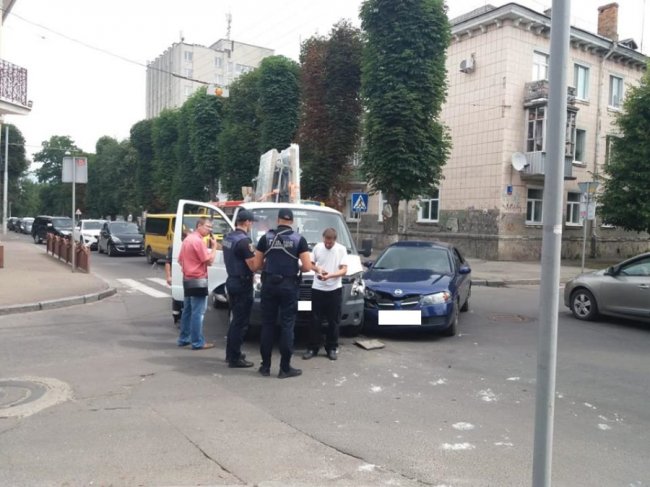  У Луцьку зіткнулися вантажівка та легковик. ФОТО