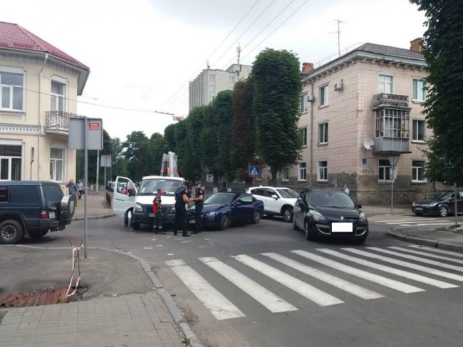  У Луцьку зіткнулися вантажівка та легковик. ФОТО