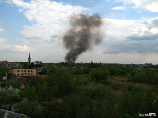 Чорний дим у Луцьку: горить трава. ФОТО