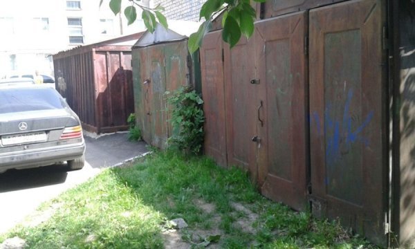 Луцькі муніципали демонтували чотири гаражі. ФОТО