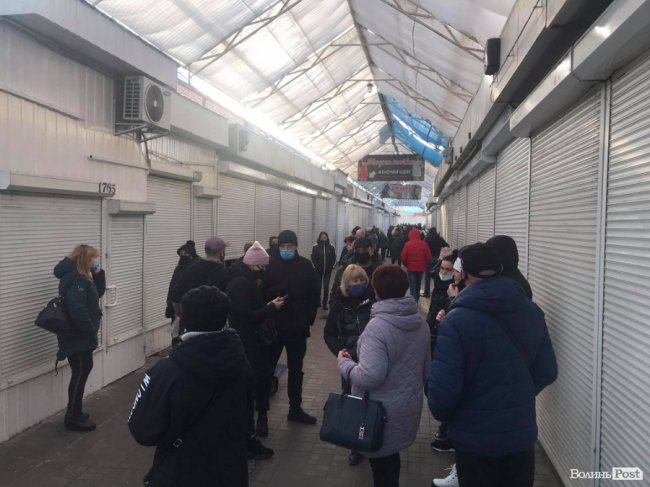 Працівники Варшавського ринку обурені, що їм не дають працювати 