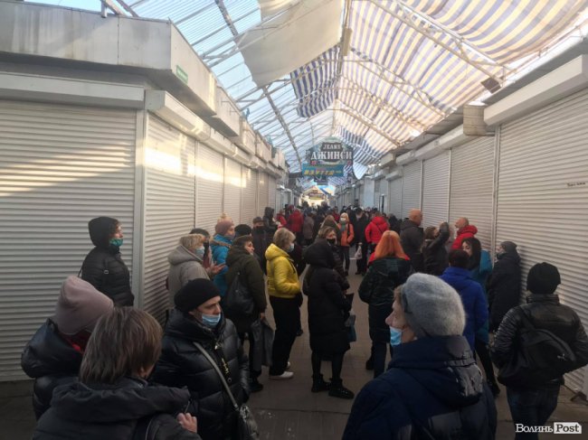 Працівники Варшавського ринку обурені, що їм не дають працювати 