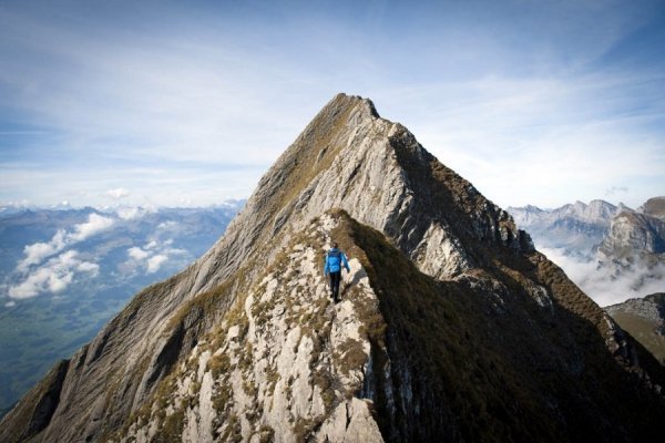 Альпініст на гірському хребті Гамсберг (2385 м над рівнем моря) в Швейцарії. (© AP Photo)