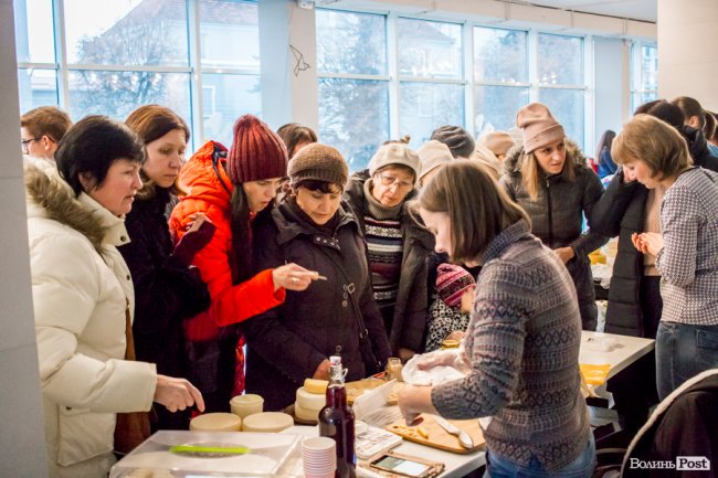 Волинські та рівненські виробники частували лучан сиром. ФОТО
