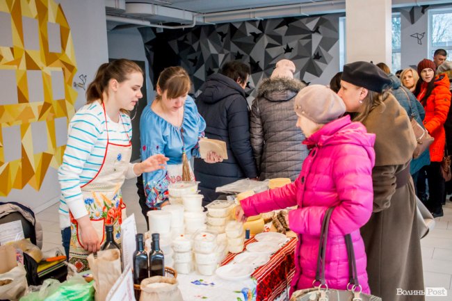 Волинські та рівненські виробники частували лучан сиром. ФОТО