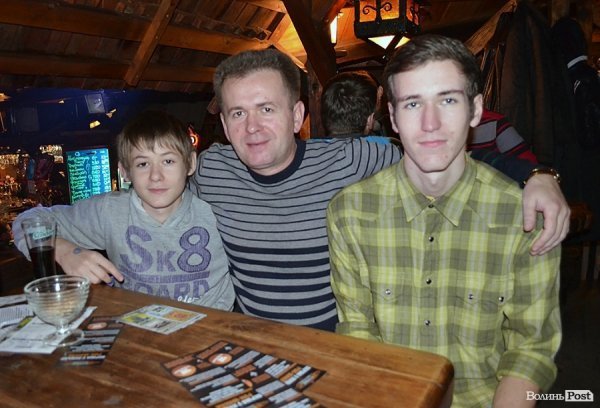 Депутат Луцької міськради Руслан Ніколайчук зі своїми синами Сергієм (менший) та Євгенієм (старший). Євгеній успішно навчається у рок-школі
