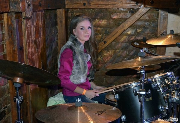 Ще зі школи Лєра грає на барабанах... 