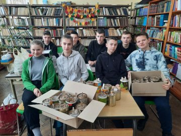 Школярі на Волині зібрали для ЗСУ окопні свічки і енергетичні набори
