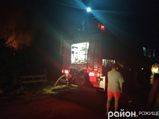 У Рожищі вночі горіли два гаражі і літня кухня. ФОТО