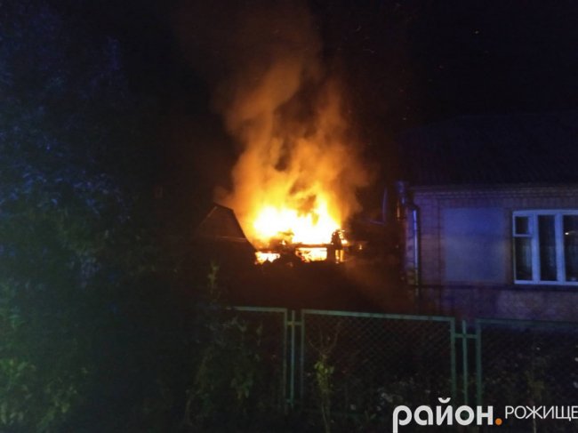У Рожищі вночі горіли два гаражі і літня кухня. ФОТО