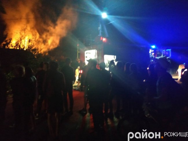 У Рожищі вночі горіли два гаражі і літня кухня. ФОТО