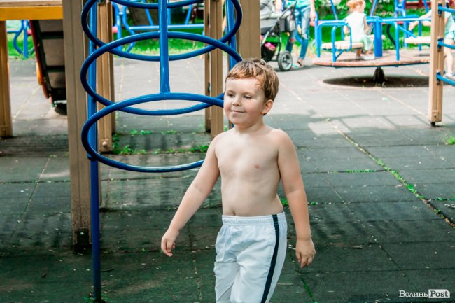 Усмішки малечі та бризки водограю: літній день у Луцьку. ФОТО