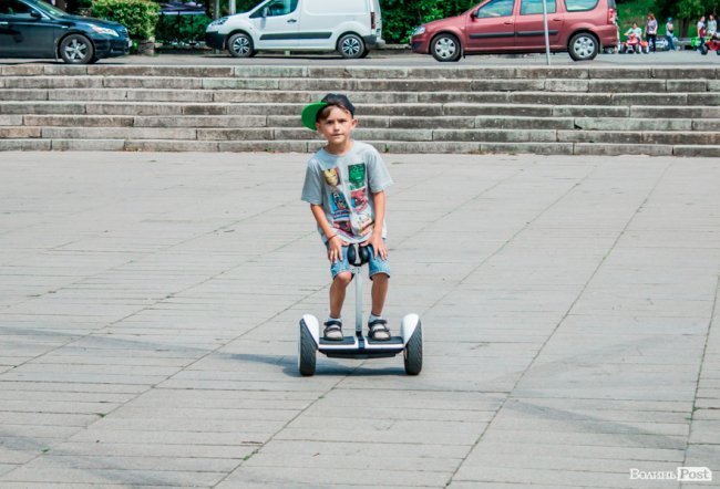 Усмішки малечі та бризки водограю: літній день у Луцьку. ФОТО