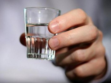 Перебрали на хрестинах: у місті на Волині п'яні дебошири побили бармена та медика