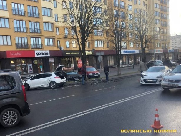 У Луцьку на Набережній – затор через аварію. ФОТО