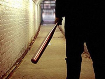 На Волині депутата міськради побили металевим прутом