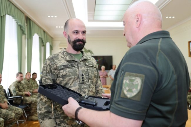 П'ятеро прикордонників з Волині отримали нагородну зброю. ФОТО