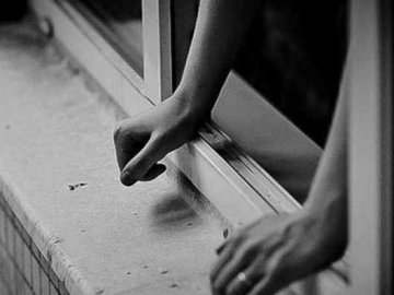 У Луцьку контрактник намагався вистрибнути з даху багатоповерхівки