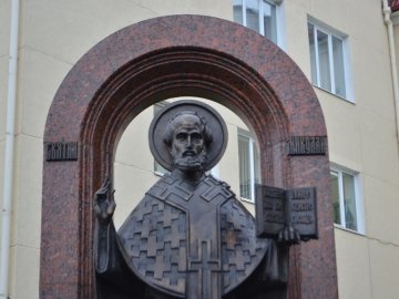 У Луцьку співали біля пам'ятника Миколаю. ФОТО