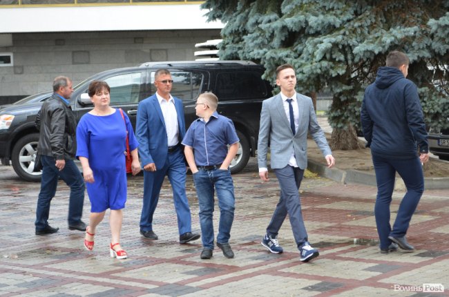 Кеди і стильні метелики: що одягнули луцькі випускники. ФОТО