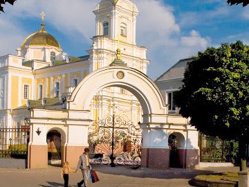 «Неадекватний» молодик у Луцьку видерся на браму собору.ВІДЕО