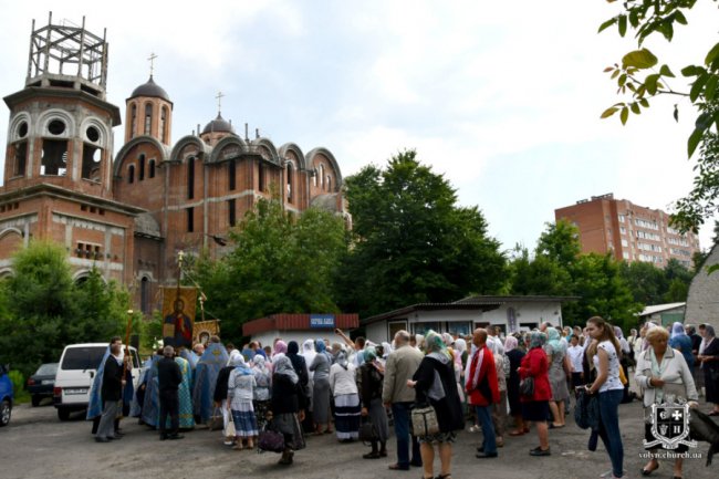 До Луцька привезли чудотворну мироточиву ікону. ФОТО