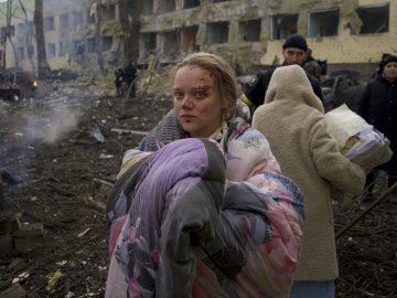 Використовують для пропаганди: окупанти взяли в полон породіллю із Маріуполя. ВІДЕО