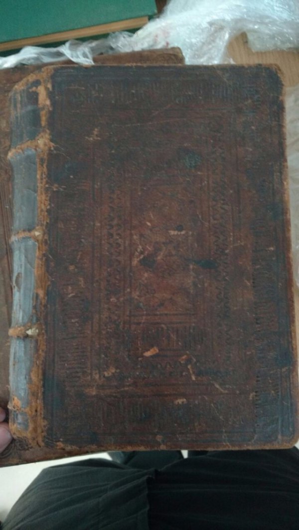 Громадянин Німеччини намагався вивезти з України 9 старовинних книг. ФОТО. ОНОВЛЕНО