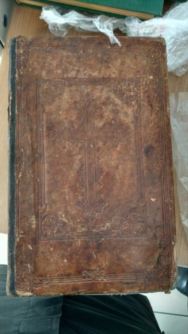 Громадянин Німеччини намагався вивезти з України 9 старовинних книг. ФОТО. ОНОВЛЕНО