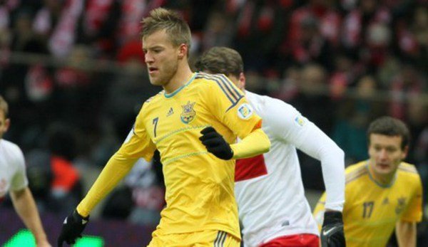 Ярмоленко втікає від поляка - 2