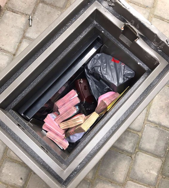 Купа готівки та тонни спирту: на Волині в посадовців митниці вилучили «чорну касу»