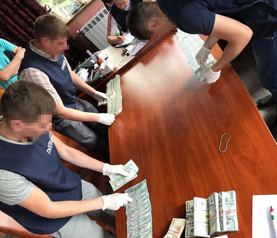 Купа готівки та тонни спирту: на Волині в посадовців митниці вилучили «чорну касу»