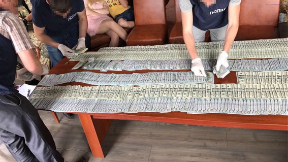 Купа готівки та тонни спирту: на Волині в посадовців митниці вилучили «чорну касу»