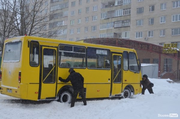 Снігові «страждання» пасажирів Луцька. ФОТО