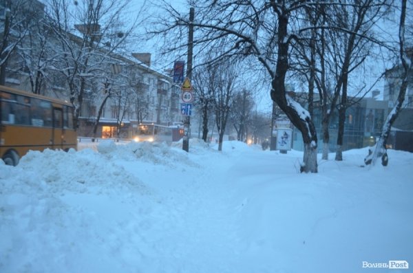 На тротуарі на Винниченка лише невеличка стежка