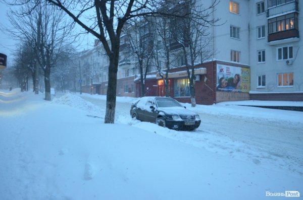 Не всі послухалися прохання не паркувати автомобілі