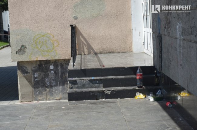 У Луцьку біля драмтеатру підлітки п'ють, смітять і матюкаються. ФОТО