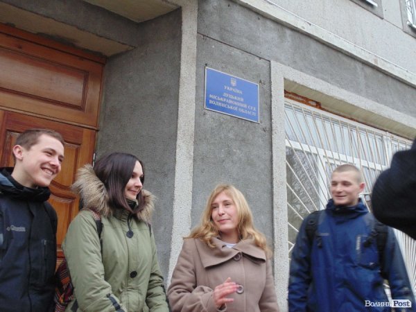 Москвич хочуть одягнути браслет і заборонити спілкуватися з майданівцями. ФОТО. ВІДЕО