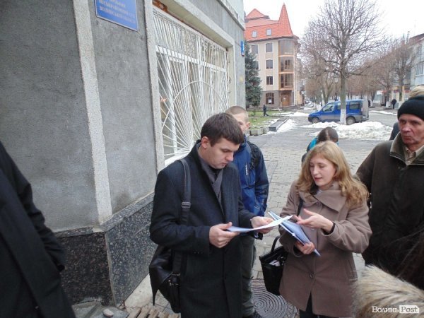 Москвич хочуть одягнути браслет і заборонити спілкуватися з майданівцями. ФОТО. ВІДЕО