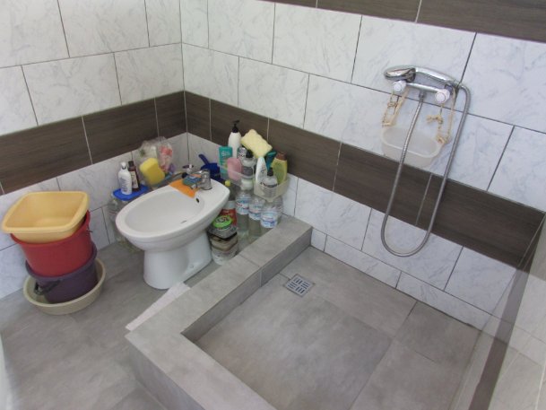 Телевізор, чайник та душ: як виглядає камера Зайцевої. ФОТО